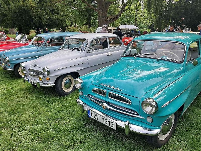 Habrovany cestovaly časem. Park zaplnily historické automobily i motorky.