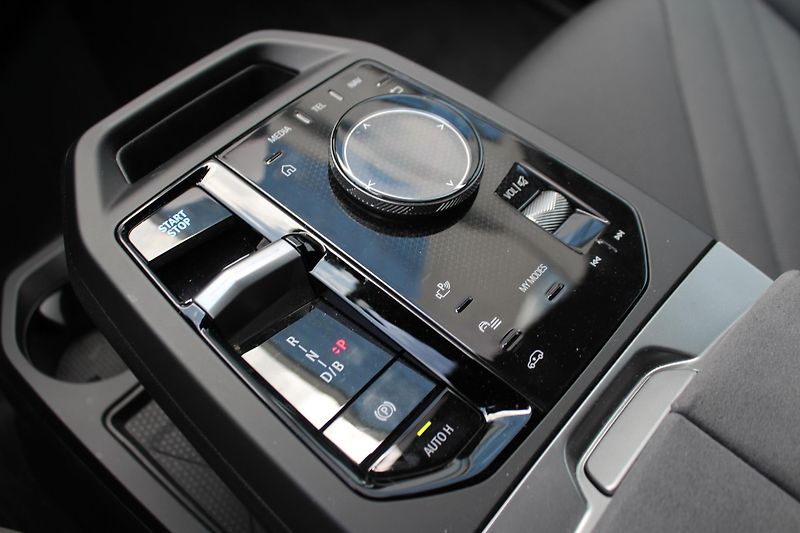 BMW iX xDrive45, 300kW - fotka 19 z 25