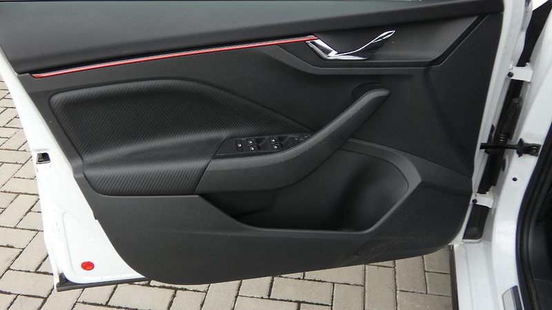 Škoda Scala 1,5TSI DSG Monte Carlo - fotka 8 z 25
