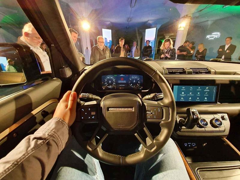 Land Rover Defender se představil v bývalé Pragovce v pražských Vysočanech.