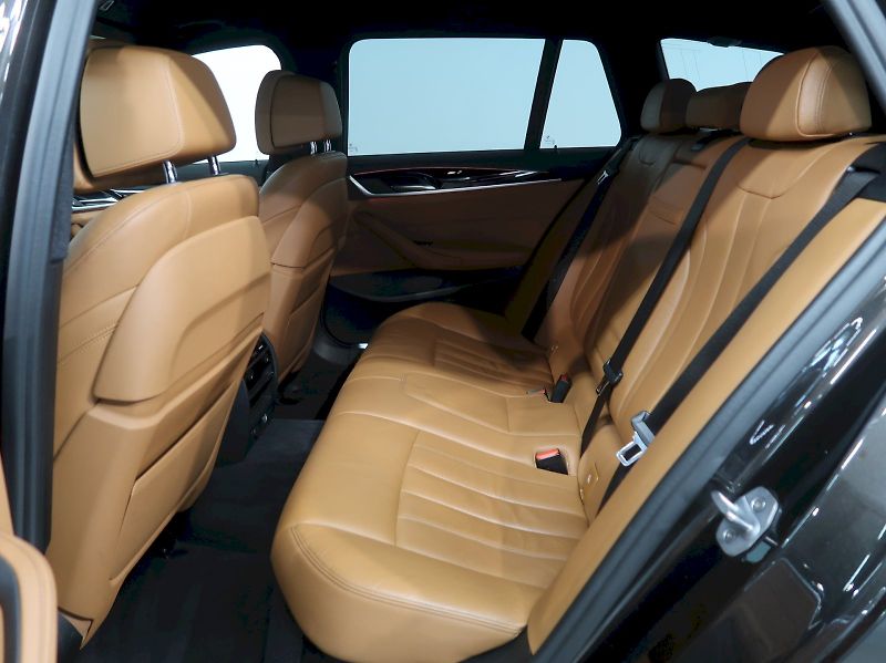 BMW Řada 5 (2018) LUXURY LINE 540d xDRIVE TAŽNÉ - fotka 16 z 38