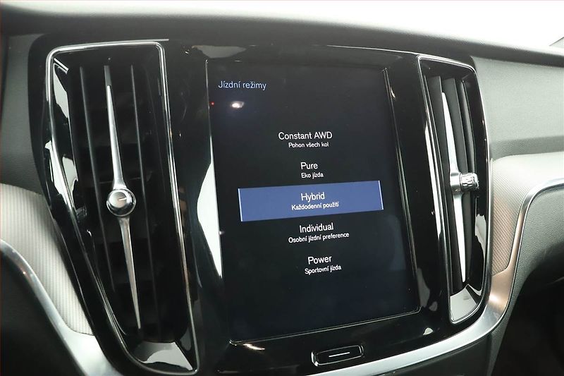 Volvo V60 (2020) R-Design T8 Twing Engine - fotka 13 z 17