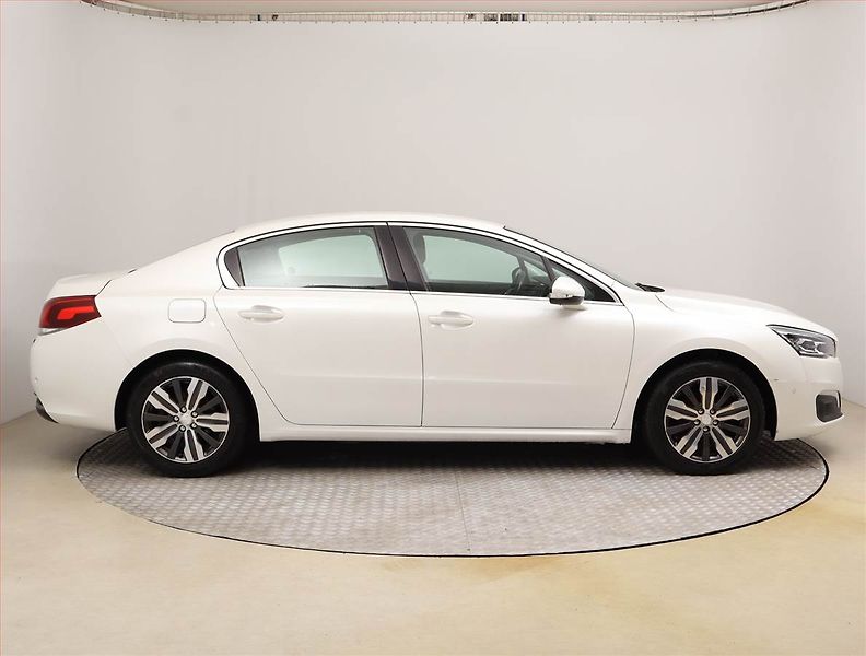 Peugeot 508 (2014) Allure 2.0 HDi, Navi, Tempomat - fotka 6 z 19