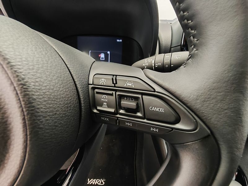 Toyota Yaris 1.5 Hybrid Style - fotka 22 z 29