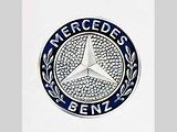Partneři v novém erbu: Hvězda Mercedes s vavřínovým věncem Benz z roku 1926. Tato ochranná známka dodnes zdobí ve formě plakety masky chladičů vozidel Mercedes-Benz.