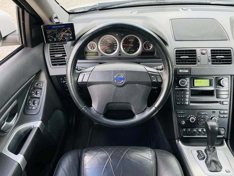 Volvo XC90 2.4D5 4x4 AUT VÝHŘEV SENZORY - fotka 25 z 44
