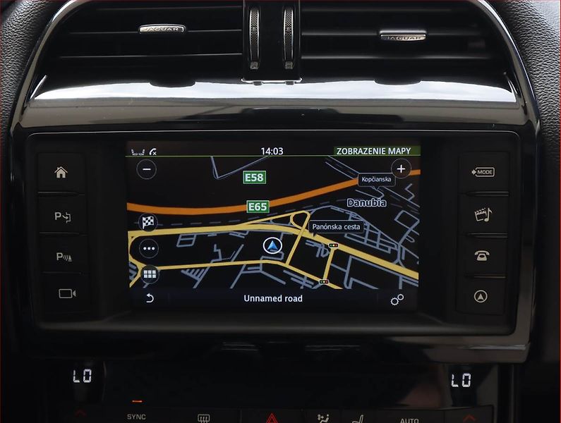 Jaguar XE (2015) E-Performance, Navi, Xenony - fotka 13 z 21