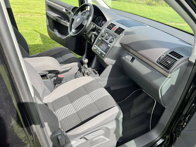 Volkswagen Touran 1.6 MPI 75KW,7MÍST,DIGI,NAVI - fotka 22 z 46