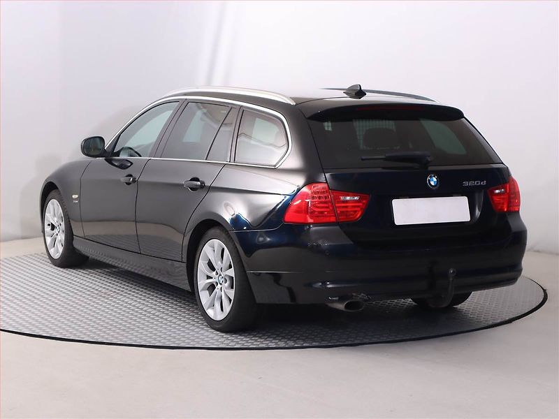 BMW Řada 3 (2010) 320 d xDrive, 4X4, Navi - fotka 4 z 19