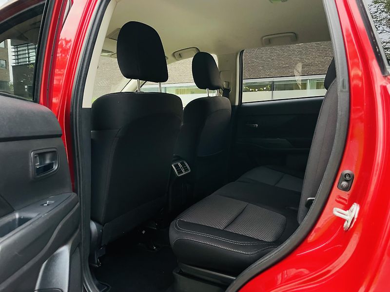 Mitsubishi Outlander 2.0i AUTOMAT 1.MAJITEL KAMERA  - fotka 30 z 43