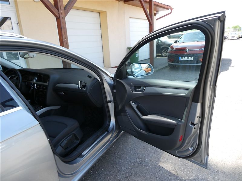 Audi A4 2,0 TDi 125kW serviska,NAVI - fotka 22 z 40