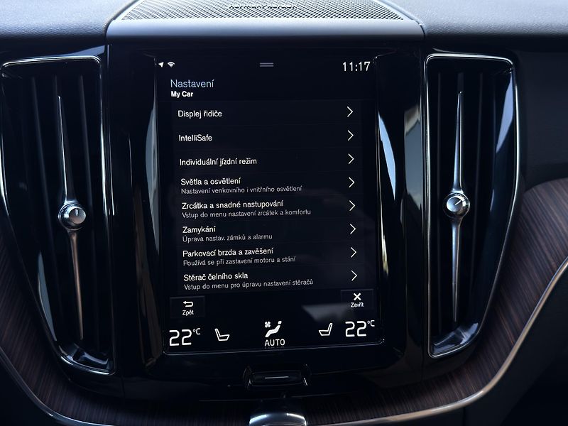 Volvo XC60 T5 AWD // MOMENTUM PRO  - fotka 34 z 49