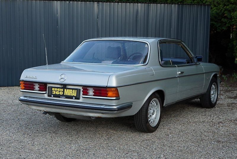 Mercedes-Benz 123 (1977) 230 CE - fotka 8 z 11
