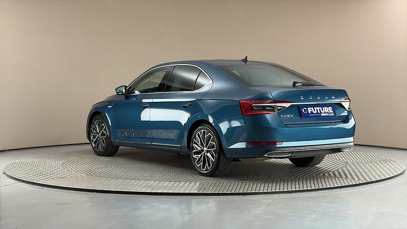Škoda Superb 2.0 TDI L&K DSG 4x4 - fotka 2 z 35