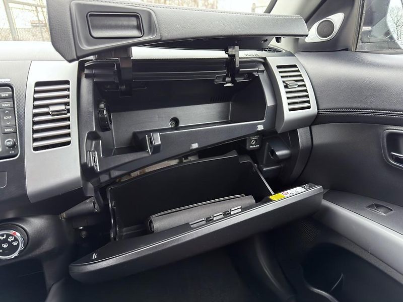Mitsubishi Outlander 2.2 DI-D 4x4 automat, navigace - fotka 24 z 27