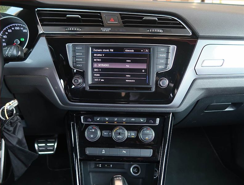 Volkswagen Touran (2017) R-Line 2.0 TDI, Automat - fotka 12 z 20