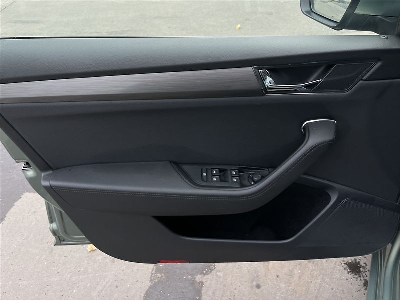 Škoda Superb 2,0 TDI DSG Style Plus NAVI - fotka 14 z 23