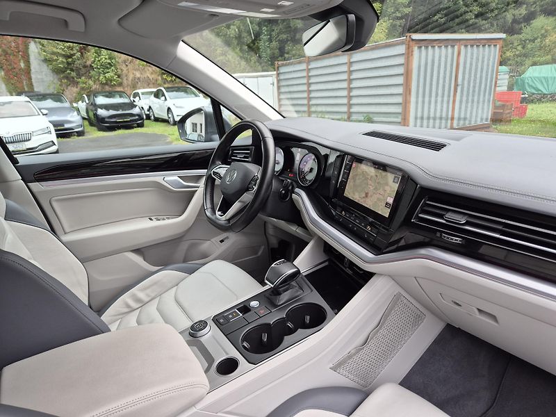 Volkswagen Touareg 3,0TDi 170kw 4x4 DSG TZ 19ALU - fotka 34 z 43