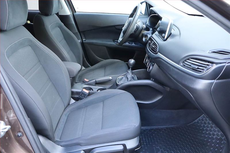 Fiat Tipo (2016) 1.4 T-Jet, Serv.kniha, Navi - fotka 9 z 23