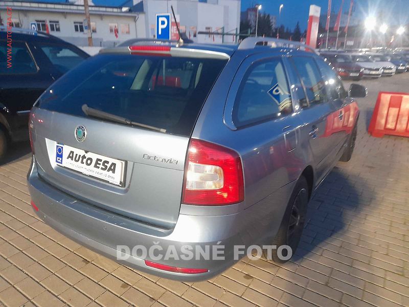 Škoda Octavia (2011) 2.0 TDi, DSG, xenon - fotka 2 z 3