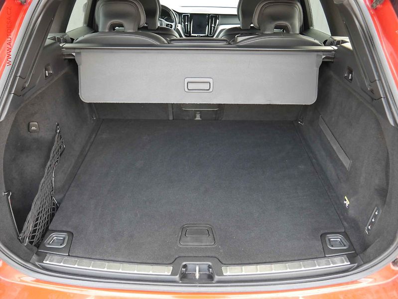 Volvo XC60 (2018) 2.0 T6 4x4, AT, navi, LED - fotka 7 z 19