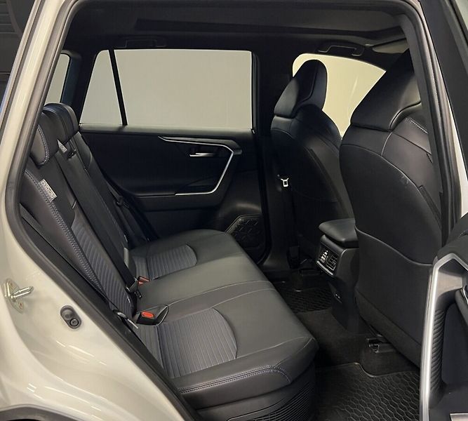 Toyota RAV4 2.5 Hybrid AT SELECTION SKYVIE - fotka 14 z 19