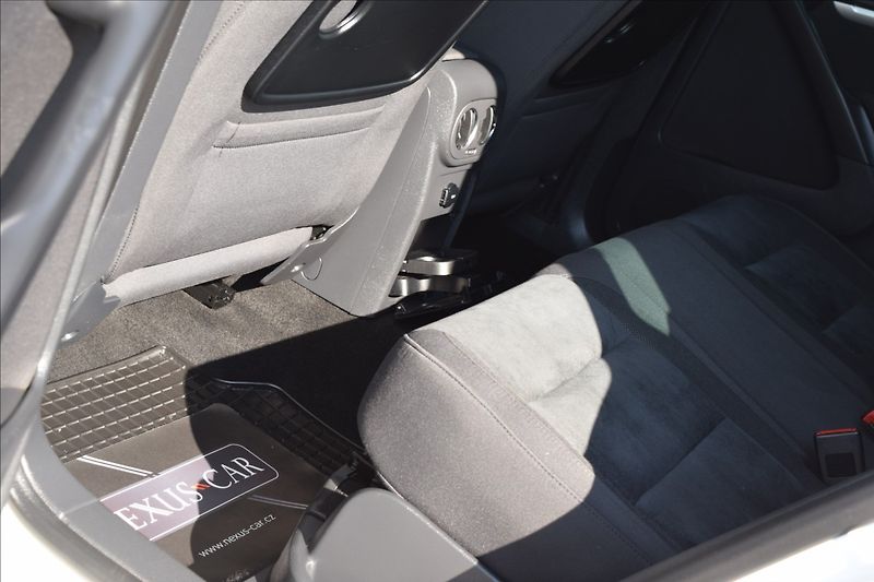 Volkswagen Tiguan 2,0 TDI 81KW ALU NÍZKÝ NÁJEZD - fotka 15 z 47
