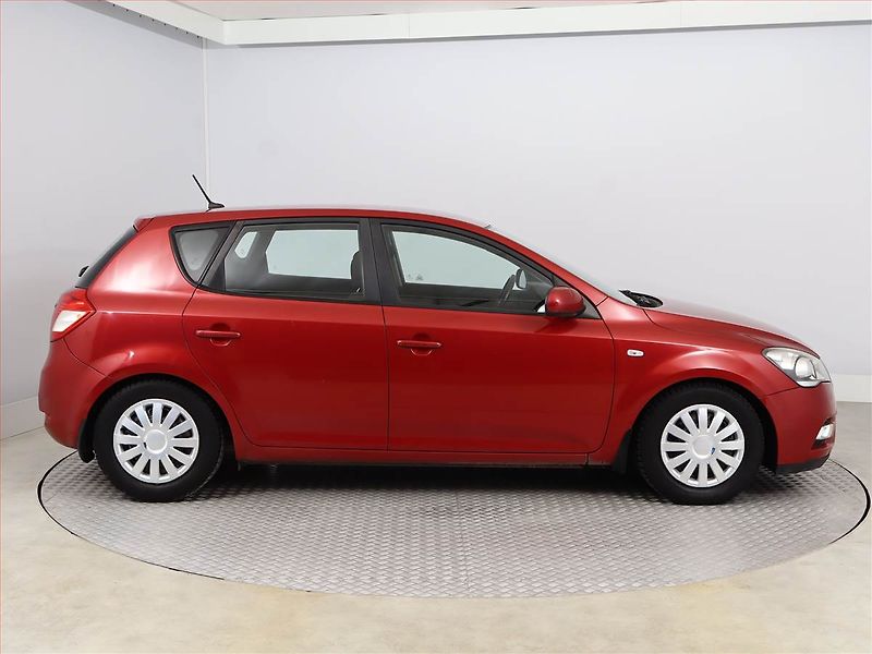 Kia Ceed (2009) 1.6 CRDi, po STK, pěkný stav - fotka 6 z 13