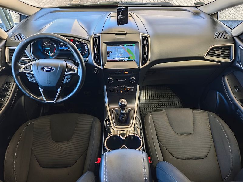 Ford S-MAX (2015) 2.0 TDCI 110kW NAVI 7 míst - fotka 7 z 42