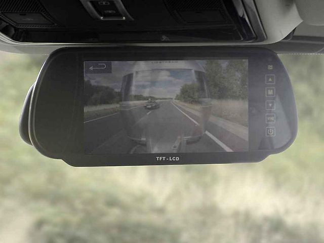 Land Rover vyvíjí kamerový systém, který umožní vidět skrz tažený přívěs nebo karavan.