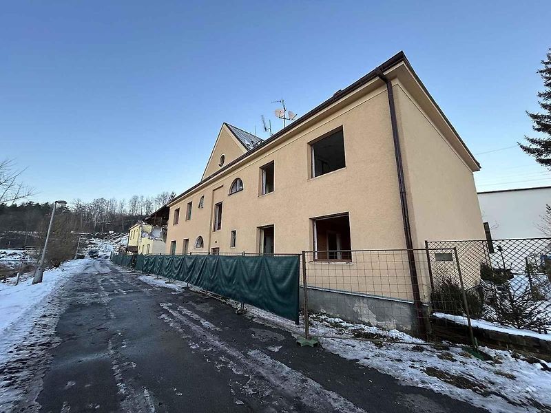 Kvůli stavbě dálnice D11 zbourali dělníci dům v Náchodské ulici v Trutnově Poříčí.