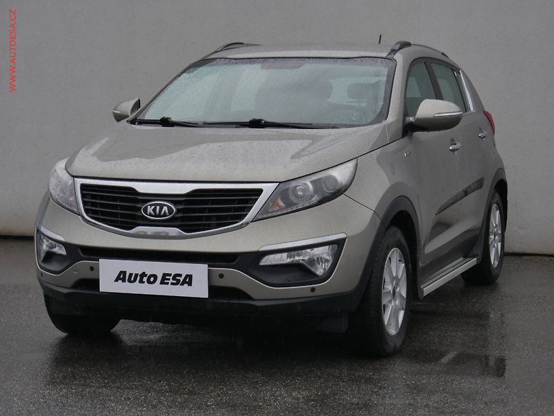 Kia Sportage (2012) 2.0 CRDi 4x4, ČR, AT, park - fotka 3 z 21