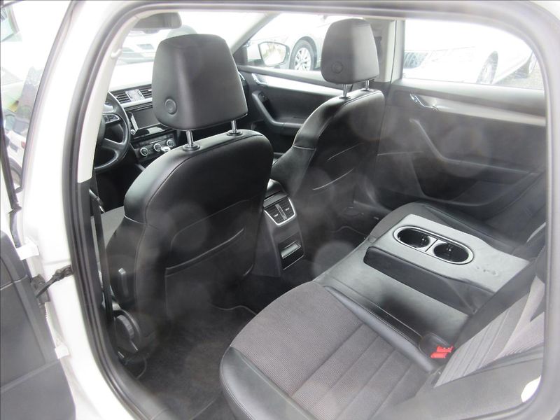 Škoda Octavia 1,6 TDI Elegance Top Stav - fotka 7 z 14