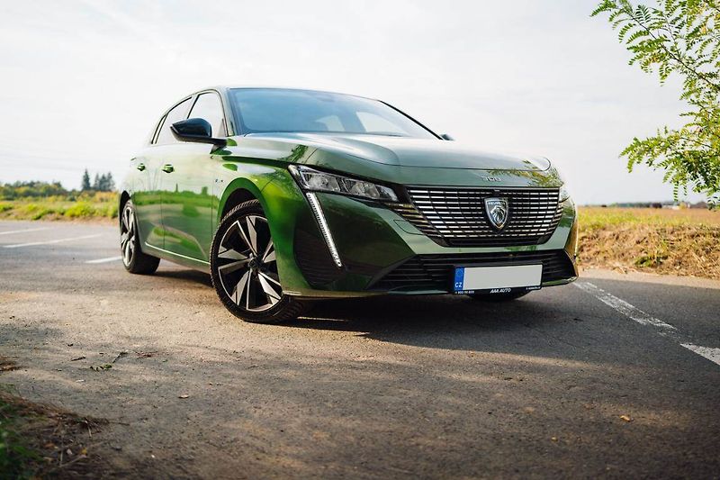 Peugeot 308 (2022) Allure Hybrid 180 - fotka 2 z 26