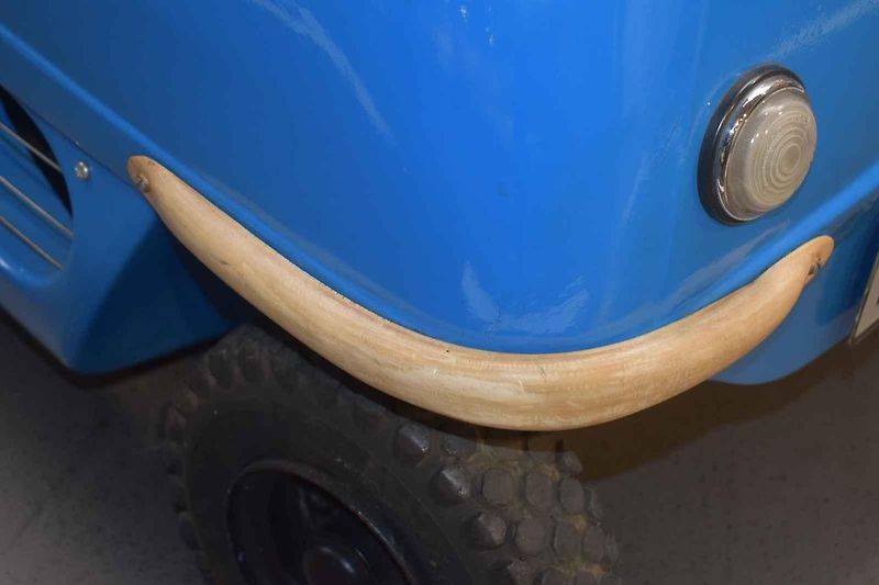 Porovnání parkujících vozů Audi Quattro a Peel P50