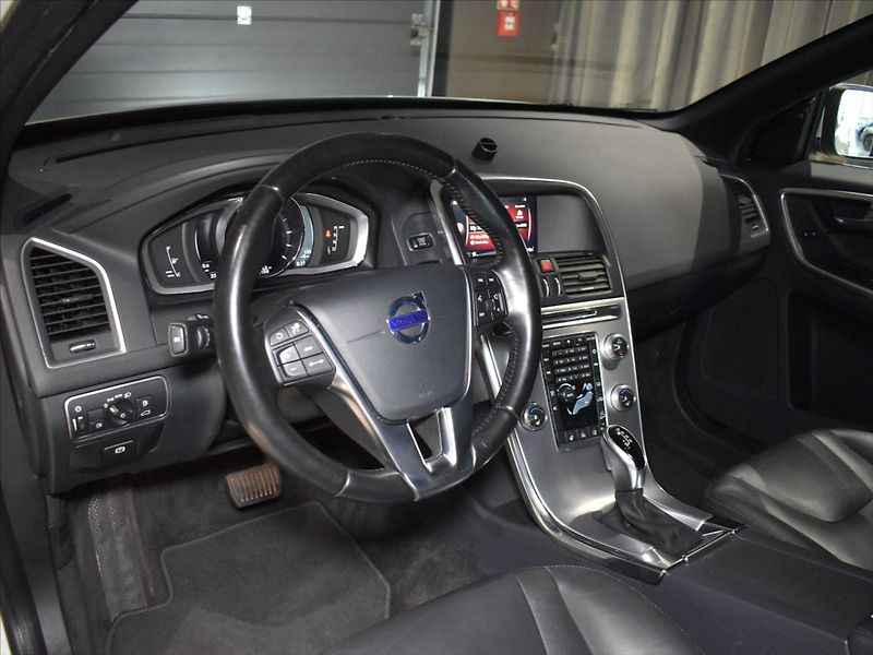 Volvo XC60 2,4 D4 AWD SUMMUM Bezklíč,BLIS - fotka 11 z 23