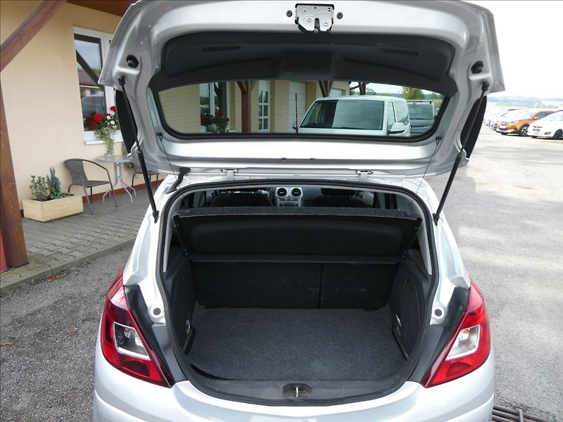 Opel Corsa 1,4 16V 74kW, drobné vady laku - fotka 25 z 42