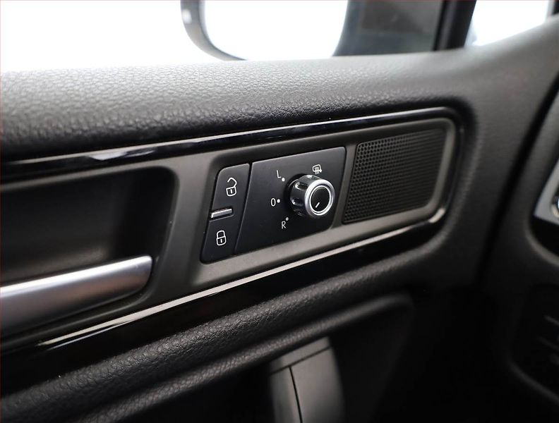 Volkswagen Touareg (2011) 3.0 TDI, 4X4, Automat - fotka 18 z 21