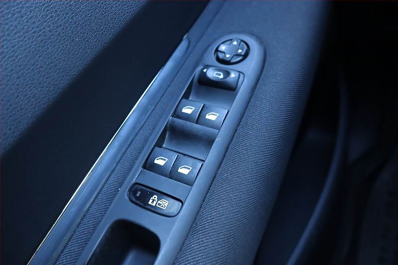 Peugeot 3008 (2009) 1.6 HDi, Tempomat - fotka 16 z 21