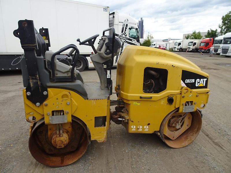 Caterpillar (2014) Tandemový vybrační valecCB22B  - fotka 8 z 12
