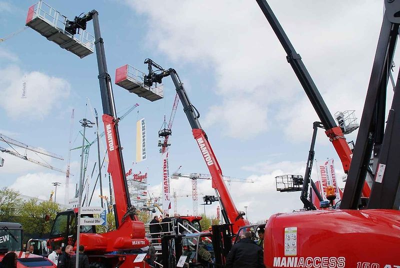 Manitou je francouzský výrobce manipulační techniky. Ten klade důraz na výrobu strojů určených pro manipulaci jak v terénu, tak v průmyslových halách, skladech a zpevněném povrchu obecně.