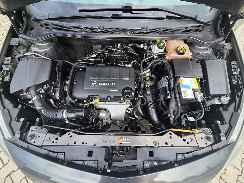 Opel Astra (2013) 1,4T COSMO - fotka 10 z 13