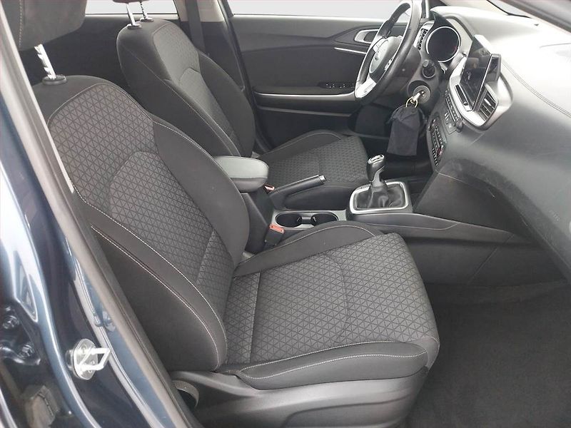 Kia Ceed (2019) 1.6 CRDi, Serv.kniha, Navi - fotka 9 z 19