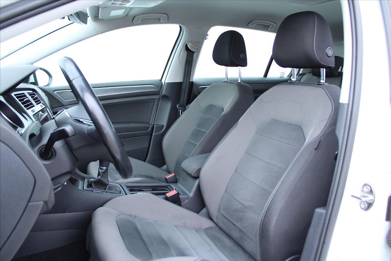 Volkswagen Golf 1.0 TSI 85kW COMFORTLINE ČR - fotka 9 z 26