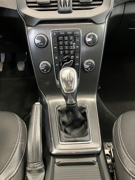 Volvo V40 T3 FWD Momentum MT6 - fotka 16 z 40