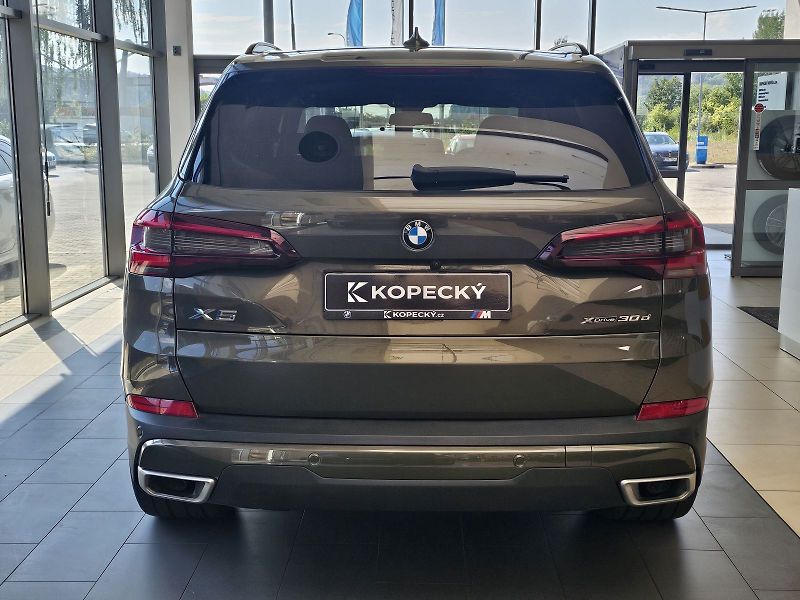 BMW X5 xDrive30d - fotka 5 z 31