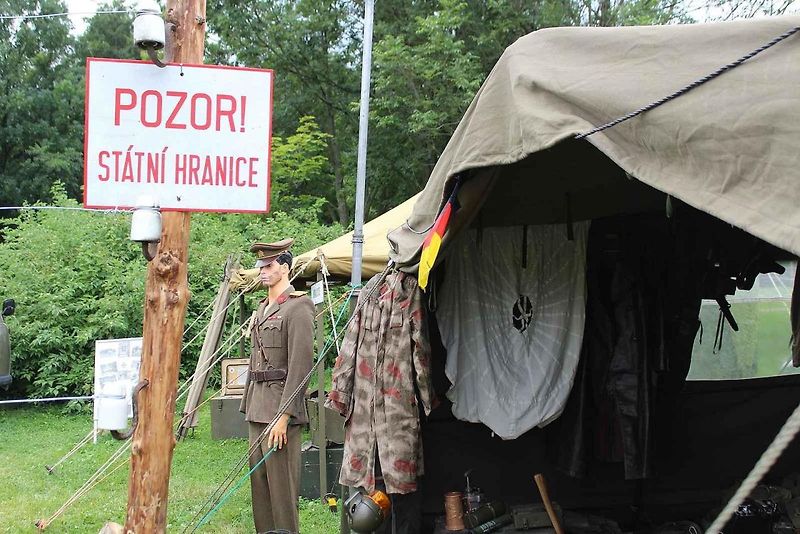 Majitel Tatry 128 František Zimmermann za volantem. Jeho vůz byl středem pozornosti vojenského kempu v Oseku u Duchcova.