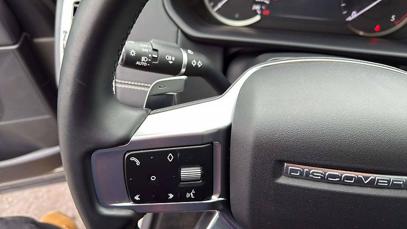 Land Rover Discovery R-Dynamic 3.0l MHEV AWD 8AT (2 - fotka 24 z 46
