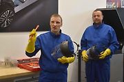 Jak se opravují baterie elektromobilů: Mechanici musí mít speciální pomůcky odolávající napětí až 1000 Voltů