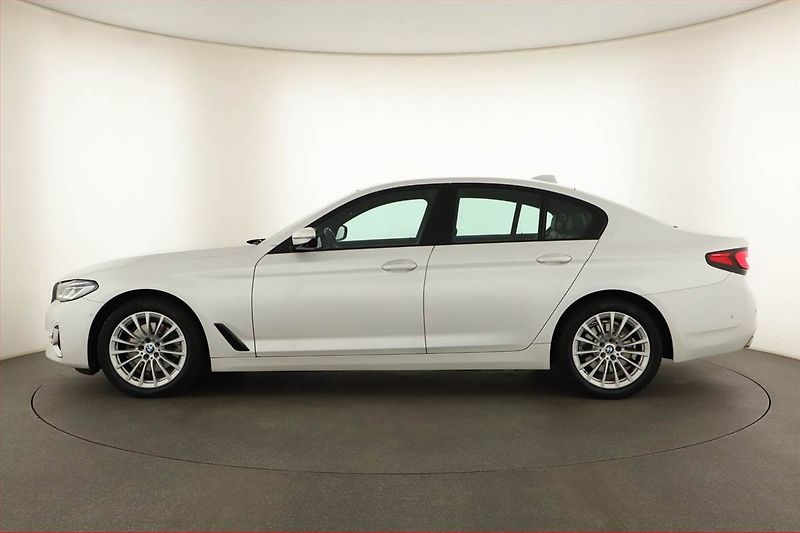 BMW Řada 5 (2020) 520d xDrive - fotka 3 z 31